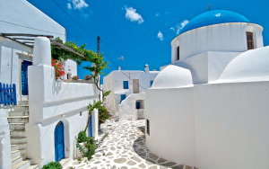 Ζήσε φέτος όλη την νησιώτικη εμπειρία σε αυτό το κατάλευκο κυκλαδίτικο νησί