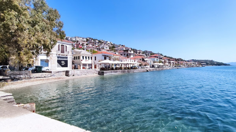 Αμφιθεατρικό χωριό πάνω στην θάλασσα
