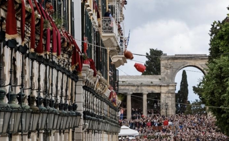Κέρκυρα: Δες από κοντά το έθιμο Μπότηδες