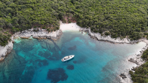Ζήσε την εμπειρία κάνοντας βουτιές σε γαλαζοπράσινα νερά