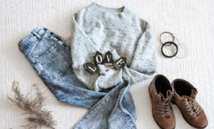 Πουλόβερ και τζιν: Πως ένα απλό ντύσιμο μπορεί να γίνει εντυπωσιακό