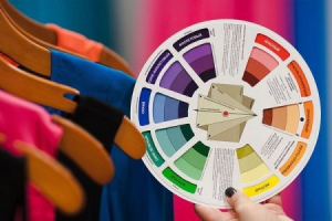 Χρωματική παλέτα: Φόρεσε ρούχα με περισσότερο χρώμα χωρίς φόβο