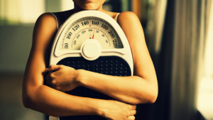 Παχυσαρκία: Πως αντιμετωπίζεται και τι προβλήματα μπορεί να δημιουργήσει