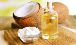 Πως το λάδι καρύδας κάνει τα μαλλιά πιο γυαλιστερά