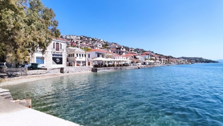 Αμφιθεατρικό χωριό πάνω στην θάλασσα
