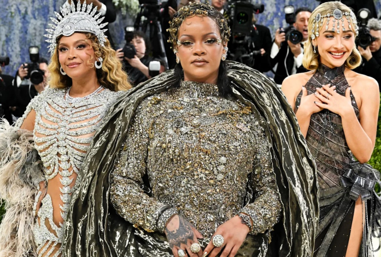 Met Gala 2026: &Eta; &mu;&epsilon;&gamma;&alpha;&lambda;ύ&tau;&epsilon;&rho;&eta; &beta;&rho;&alpha;&delta;&iota;ά &mu;ό&delta;&alpha;&sigmaf; &kappa;&alpha;&iota; &omicron;&iota; &epsilon;&nu;&tau;&upsilon;&pi;&omega;&sigma;&iota;&alpha;&kappa;έ&sigmaf; &epsilon;&mu;&phi;&alpha;&nu;ί&sigma;&epsilon;&iota;&sigmaf; &tau;&omega;&nu; &kappa;&alpha;&lambda;&epsilon;&sigma;&mu;έ&nu;&omega;&nu;