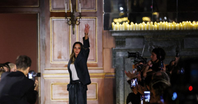&Eta; Victoria Beckham &pi;&alpha;&rho;&omicron;&upsilon;&sigma;ί&alpha;&sigma;&epsilon; &tau;&eta;&nu; &delta;&iota;&kappa;ή &tau;&eta;&sigmaf; &sigma;&upsilon;&lambda;&lambda;&omicron;&gamma;ή &sigma;&tau;&eta;&nu; &Epsilon;&beta;&delta;&omicron;&mu;ά&delta;&alpha; &Mu;ό&delta;&alpha;&sigmaf; &sigma;&tau;&omicron; &Pi;&alpha;&rho;ί&sigma;&iota;