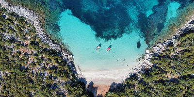 &Eta; &pi;&iota;&omicron; &rho;&omicron;&mu;&alpha;&nu;&tau;&iota;&kappa;ή &pi;&alpha;&rho;&alpha;&lambda;ί&alpha; &sigma;&epsilon; &sigma;&chi;ή&mu;&alpha; &kappa;&alpha;&rho;&delta;&iota;ά&sigmaf;