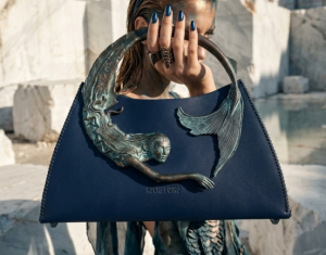 Vespera in Dark Indigo: Η γυναικεία τσάντα που έγινε ένα πλήρως χειροποίητο έργο τέχνης