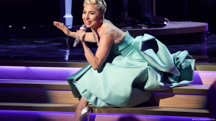 Η Lady Gaga αποκάλυψε ότι θα παντρευτεί σύντομα