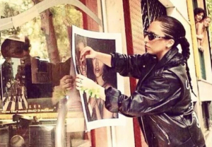 Κι όμως το 2014 η Lady Gaga κατέβηκε στα Εξάρχεια και κόλλησε αφίσες